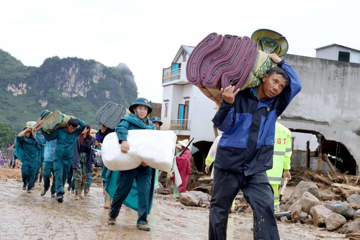 Bà con vùng lũ Mường Than sẽ nhanh chóng được đến nơi ở mới.