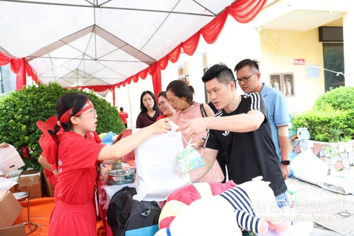 Tình nguyện viên nhận quà tại chương trình