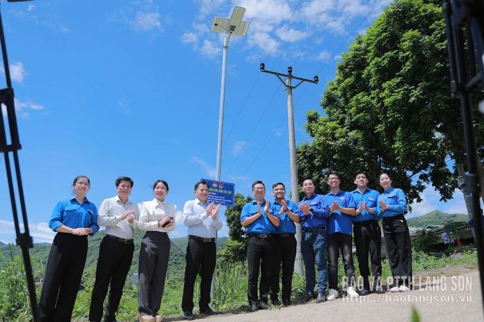Các đại biểu khánh thành công trình "Thắp sáng đường bản làng" tại xã Gia Phù, tỉnh Sơn La
