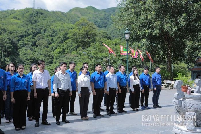 Đoàn công tác Đoàn khối các cơ quan và Đảng ủy xã Gia Phù dâng hương tại Đền thờ Đại tướng Võ Nguyên Giáp xã Gia Phù, tỉnh Sơn La