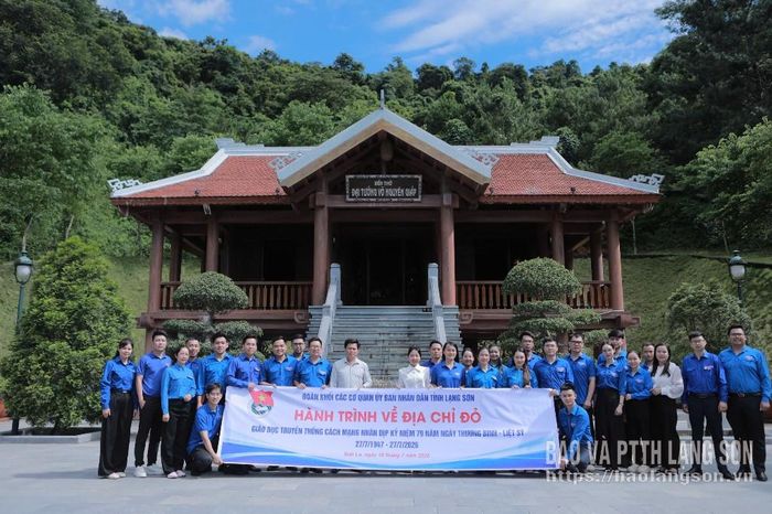 Đoàn công tác Đoàn khối các cơ quan UBND tỉnh chụp ảnh lưu niệm tại Đền thờ Đại tướng Võ Nguyên Giáp xã Gia Phù, tỉnh Sơn La