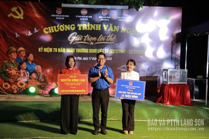 Lãnh đạo Đoàn khối các cơ quan UBND tỉnh trao biểu trưng hỗ trợ các công trình, phần việc an sinh xã hội cho các đơn vị trên địa bàn xã Gia Phù, tỉnh Sơn La