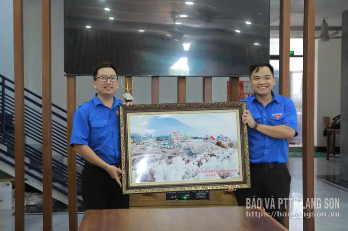Lãnh đạo Đoàn khối các cơ quan UBND tỉnh Lạng Sơn tặng quà lưu niệm cho Đoàn khối các cơ quan UBND tỉnh Sơn La