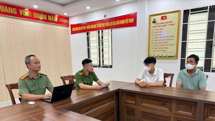 Công an phường Cam Đường triệu tập L.V.T (áo trắng) cùng người giám hộ đến trụ sở Cơ quan điều tra làm việc.