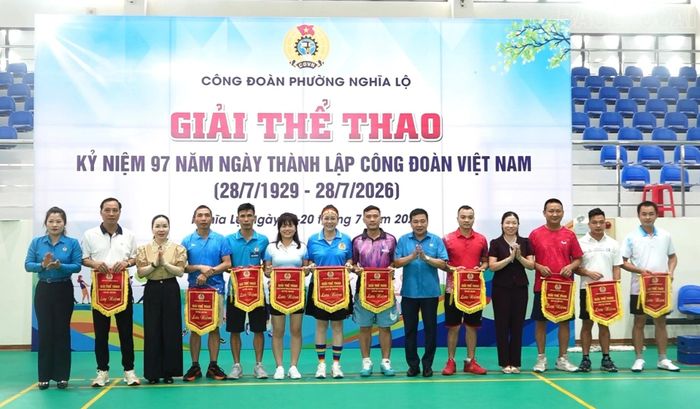 Trao cờ lưu niệm cho các đoàn thi đấu.