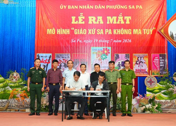 Ký cam kết thực hiện mô hình “Giáo xứ Sa Pa không ma túy”.