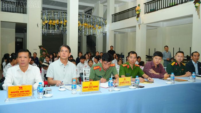 Các đại biểu tham dự buổi lễ.