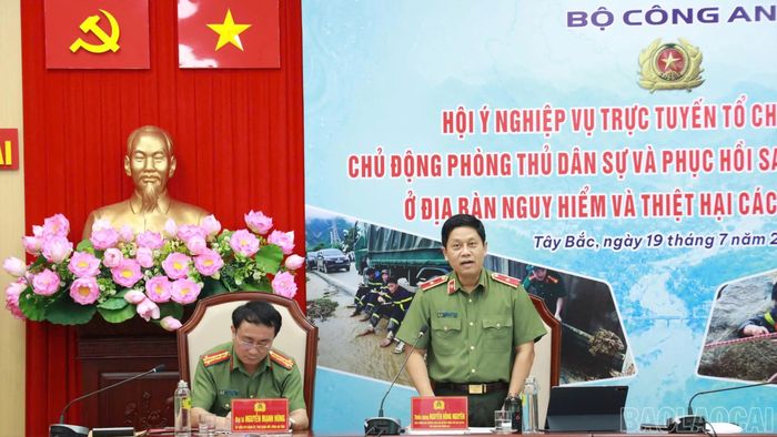 Thiếu tướng Nguyễn Hồng Nguyên - Phó Chánh Văn phòng Bộ Công an, Phó Trưởng ban Thường trực Ban Chỉ huy Phòng thủ dân sự Bộ Công an phát biểu tại buổi hội ý.
