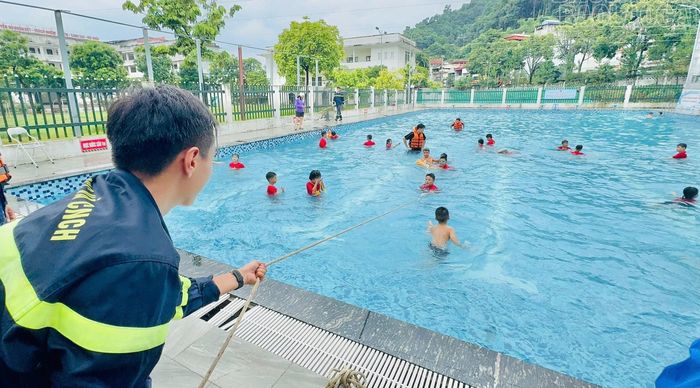Các em được trải nghiệm kỹ thuật cứu nạn bằng phao.