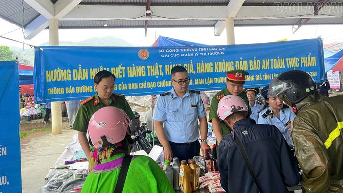 Hoạt động đã thu hút sự quan tâm của đông đảo người dân.