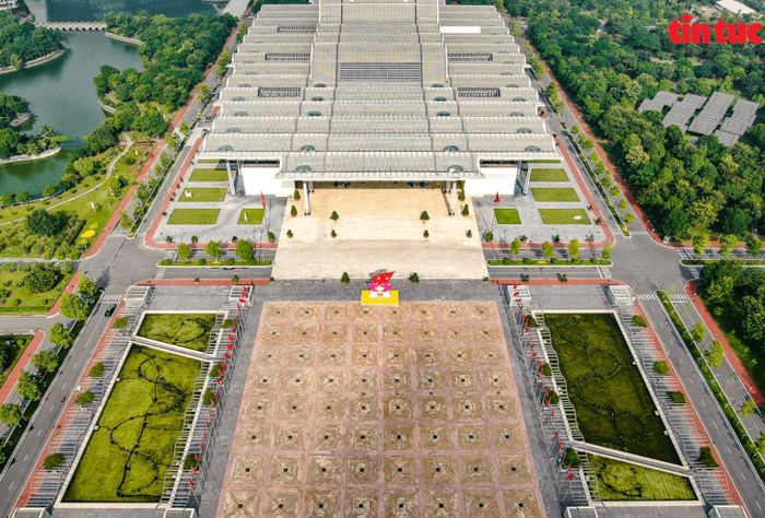 Phía trước tòa nhà là quảng trường rộng gần 10.000m2. Ảnh: Báo Tin Tức