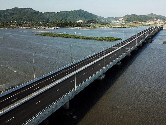Cầu Bạch Đằng nằm trên tuyến đường cao tốc đắt nhất Việt Nam. Ảnh: Internet
