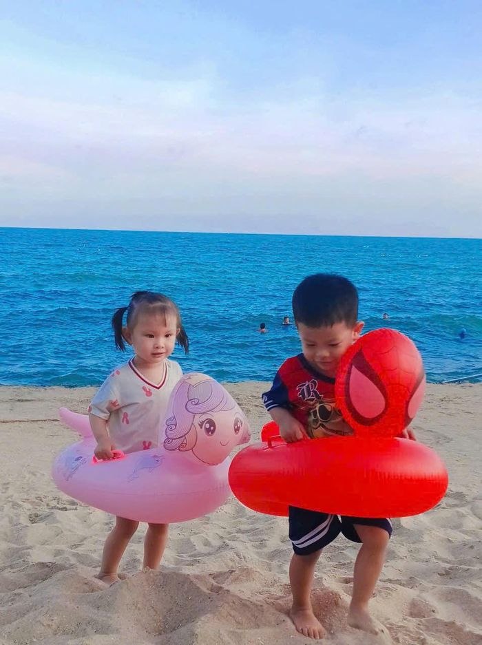 Khi trẻ vui chơi ở bãi biển, sự giám sát trực tiếp của phụ huynh là yếu tố quan trọng nhất