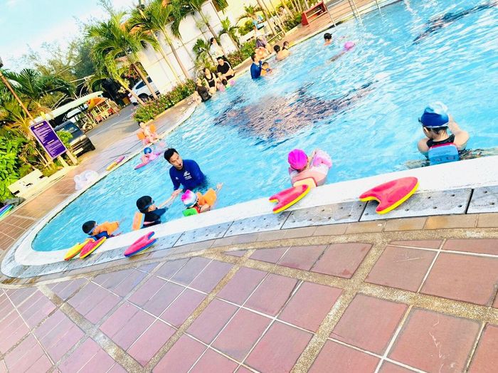 Sự tận tâm của các huấn luyện viên kết hợp cùng sự phối hợp sát sao từ gia đình sẽ tạo nên môi trường vui chơi an toàn cho trẻ trong những ngày hè.