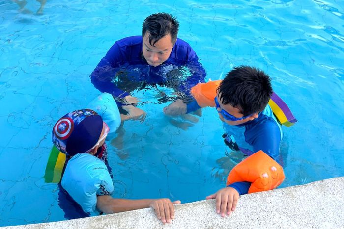 Bơi lội không chỉ là môn thể thao rèn luyện sức khỏe, mà còn là kỹ năng sinh tồn thiết yếu cần được trang bị bài bản ngay từ lứa tuổi tiểu học.