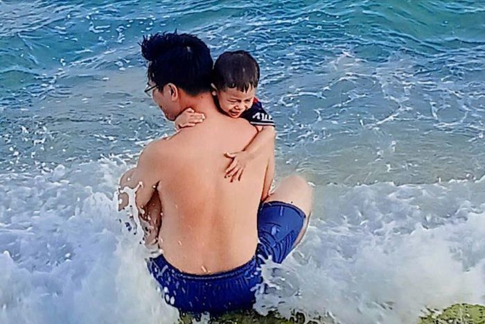 Bé cần người lớn ở bên khi vui chơi ở biển