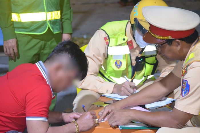 Lực lượng CSGT lập biên bản người vi phạm các quy định về trật tự an toàn giao thông