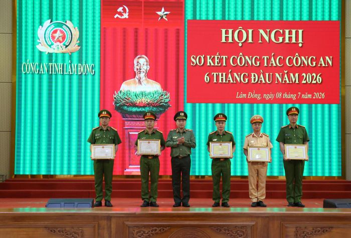 Với thành tích hoàn thành xuất sắc các nhiệm vụ được giao, Phòng CSGT Công an tỉnh Lâm Đồng đã được Chủ tịch UBND tỉnh tặng Bằng khen