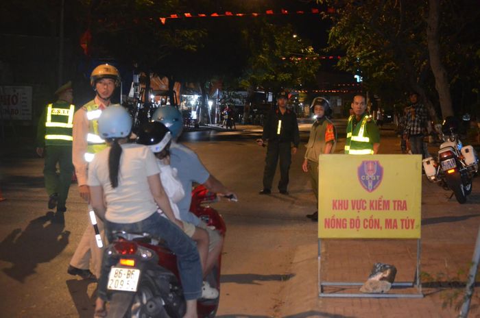 Lực lượng CSGT kiểm tra nồng độ cồn người điều khiển phương tiện tham gia giao thông