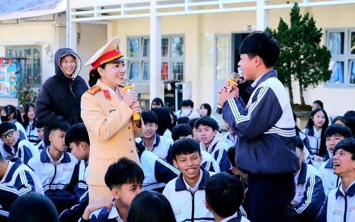 Lực lượng CSGT tuyên truyền các quy định của pháp luật về trật tự an toàn giao thông cho học sinh