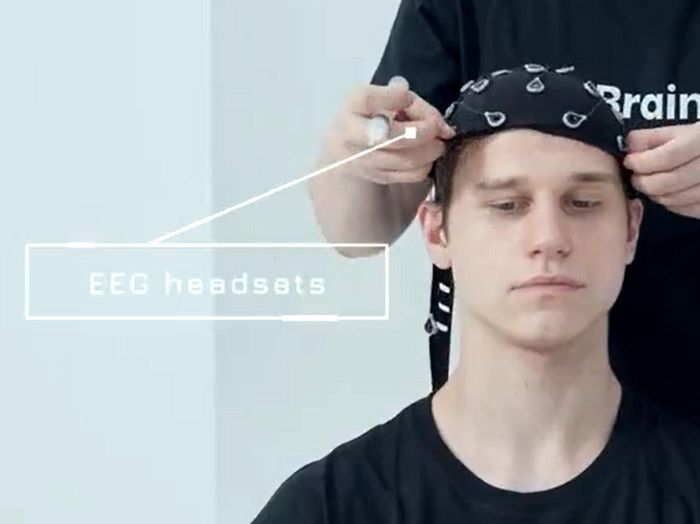 Mũ não đọc tín hiệu điện từ ý nghĩ để điều khiển robot từ xa.