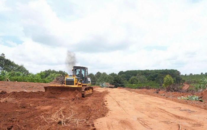 Thi công cao tốc Bảo Lộc - Liên Khương. Ảnh: Nguyễn Nghĩa