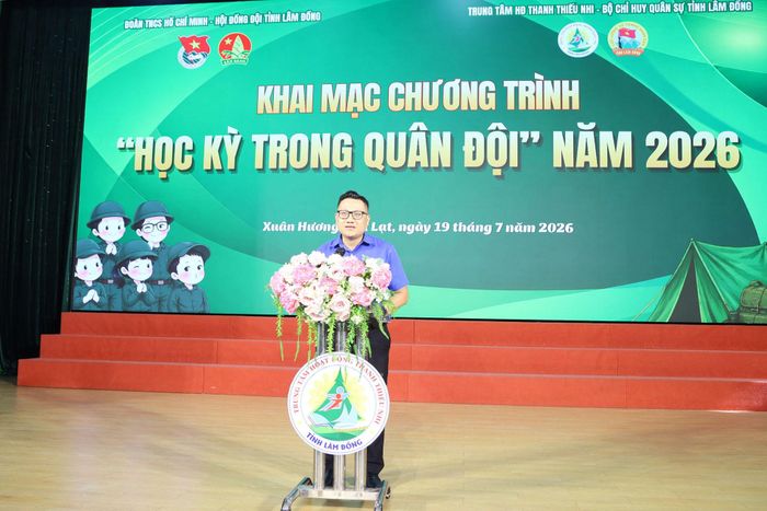 Anh Đoàn Minh Tâm, Phó Bí thư Tỉnh Đoàn, Chủ tịch Hội đồng Đội tỉnh Lâm Đồng phát biểu khai mạc