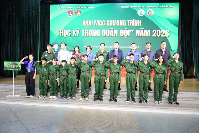 Các tiểu đội ra mắt, chụp hình lưu niệm với Ban Chỉ đạo chương trình