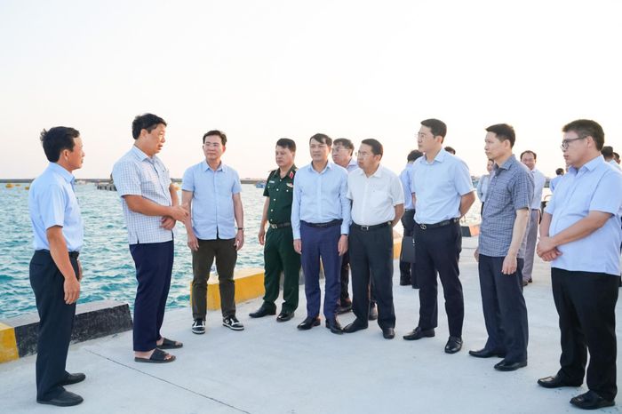 Ủy viên Ban Chấp hành Trung ương Đảng, Phó Bí thư Tỉnh ủy, Chủ tịch UBND tỉnh Hồ Văn Mười cùng đoàn công tác kiểm tra dự án Khu neo đậu tránh trú bão tại Đặc khu Phú Quý, tháng 4/2026 (Ảnh: Nguyễn Lương)