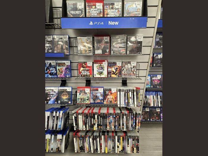 Một lối đi trong cửa hàng GameStop với đầy các hộp đĩa game PS3 vật lý