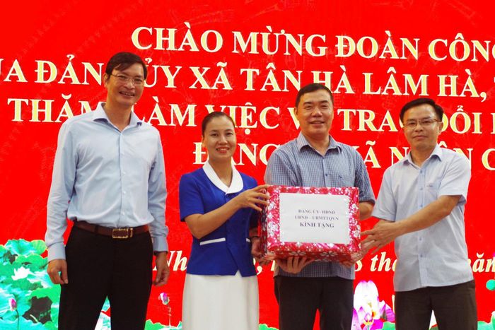 Đoàn tặng quà cho xã Nhân Cơ