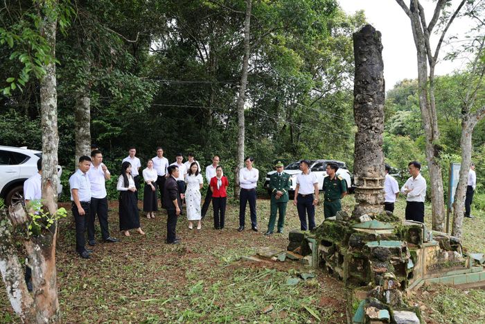 Đoàn đến thăm và làm việc với Đồn Biên phòng Tuy Đức