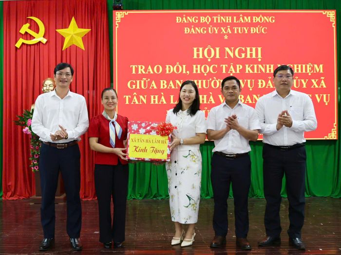 Đoàn tặng quà cho Đảng ủy, HĐND, UBND, Ủy ban MTTQ Việt Nam xã Tuy Đức