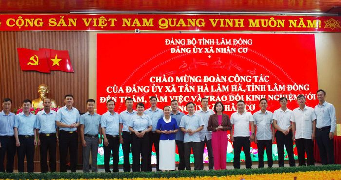 Đoàn chụp hình lưu niệm với xã Nhân Cơ