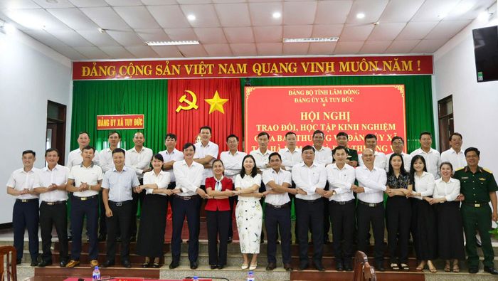 Đoàn chụp hình lưu niệm với xã Tuy Đức