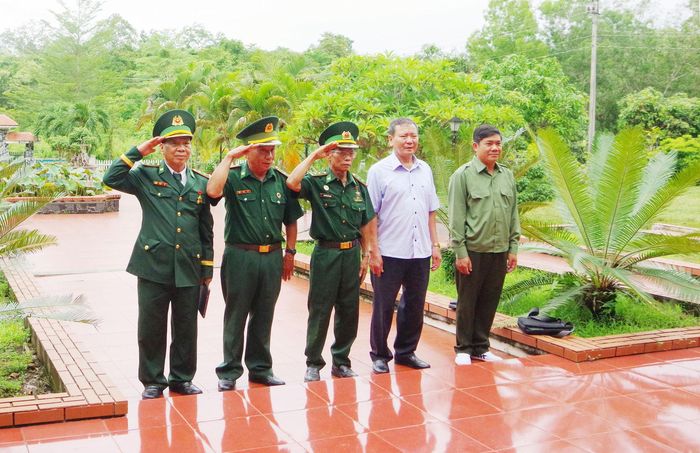 Ông Nguyễn Hữu Hiền (ngoài cùng bên trái) cùng đồng đội dâng hương tại Bia tưởng niệm liệt sĩ Đồn Biên phòng Đắk Đam - nơi ghi danh và tri ân 18 cán bộ, chiến sĩ đã anh dũng hi sinh trong chiến tranh bảo vệ biên giới Tây Nam