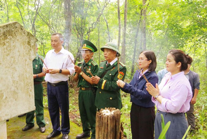 Ông Nguyễn Hữu Hiền (hàng trên, thứ 3 từ phải qua) cùng đại diện các ngành, địa phương dâng hương trong chuyến khảo sát tại khu vực Đồn Biên phòng Đắk Đam cũ