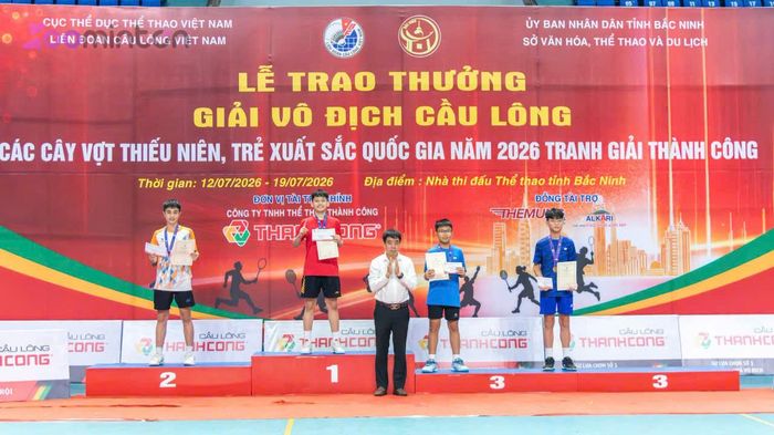 Ban Tổ chức trao HCB nội dung đơn nam U13 cho VĐV Trần Khởi Nguyên (Lâm Đồng)