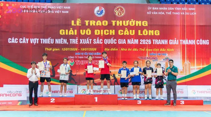 Các VĐV Lâm Đồng giành HCB nội dung đôi nam nữ U13 do công các VĐV Trần Khởi Nguyên - Trịnh Quỳnh Vy