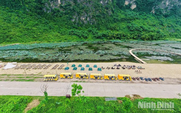 Toàn cảnh khu cắm trại Sỏi Sunset nằm giữa không gian hồ nước và núi non xanh mát của Khu du lịch Tam Chúc.