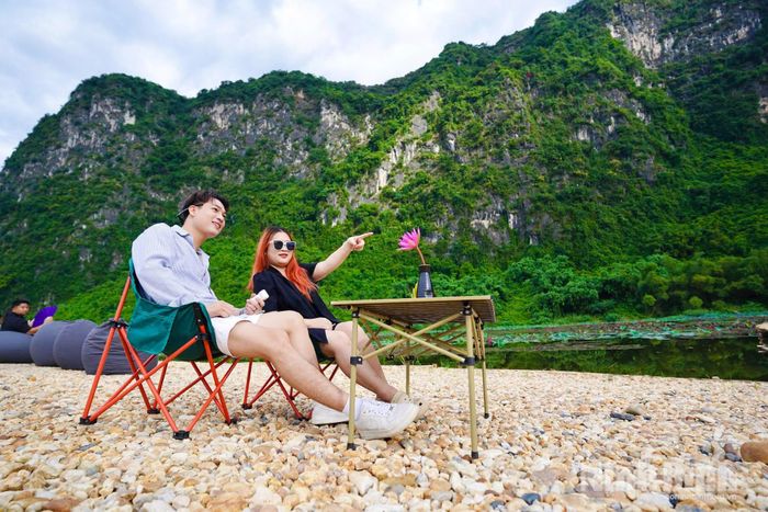 Cuối tuần, nhiều bạn trẻ tìm đến đây để tận hưởng không khí trong lành và những phút giây thư giãn giữa thiên nhiên.