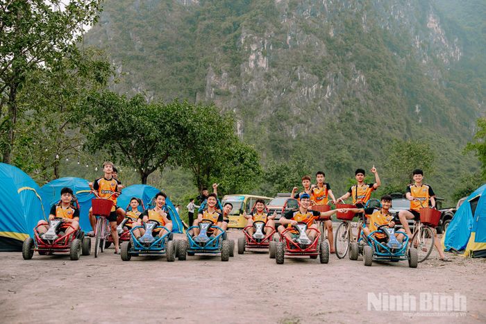 Đường đua GoKart mang đến không khí sôi động, thu hút nhiều bạn trẻ yêu thích các hoạt động vận động ngoài trời.