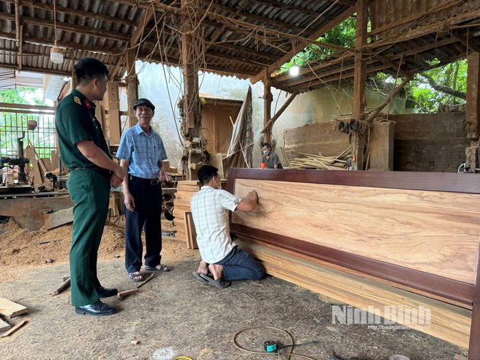 Xưởng gỗ của CCB Ngô Văn Ngũ, thôn Quan Trung, xã Lý Nhân, tỉnh Ninh Bình tạo việc làm ổn định cho 10 lao động địa phương.
