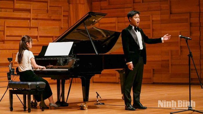 Hào Nam trình bày ca khúc Mamma của nhạc sĩ Cesare Andrea Bixio.