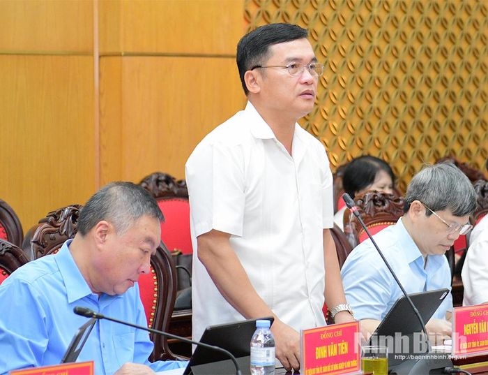 Đồng chí Nguyễn Văn Lượng, Ủy viên Ban Thường vụ Tỉnh ủy, Giám đốc Sở Xây dựng phát biểu tại hội nghị.
