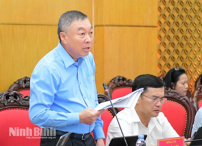 Đồng chí Đinh Văn Tiên, Ủy viên Ban Thường vụ Tỉnh ủy, Giám đốc Sở Nông nghiệp và Môi trường phát biểu tại hội nghị.