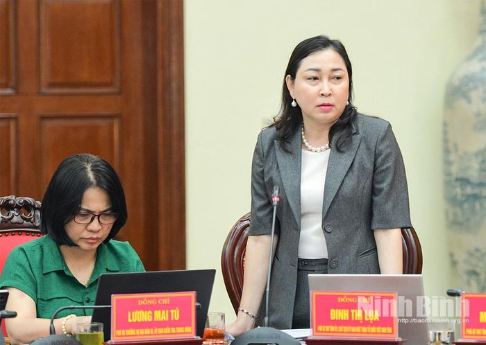 Đồng chí Đinh Thị Lụa, Phó Bí thư Tỉnh ủy, Chủ tịch Ủy ban MTTQ Việt Nam tỉnh phát biểu tại hội nghị.