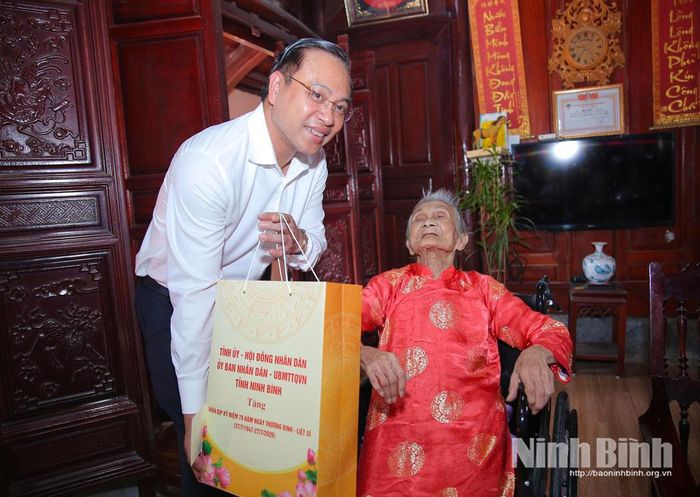 Đồng chí Đặng Thanh Sơn, Ủy viên Ban Thường vụ Tỉnh ủy, Phó Chủ tịch UBND tỉnh tặng quà cho Mẹ Việt Nam Anh hùng Phạm Thị Ý.