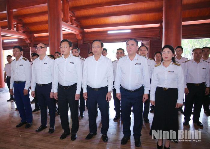 Đoàn công tác Kiểm toán Nhà nước dâng hương tại Đền thờ Liệt sĩ tỉnh Ninh Bình.