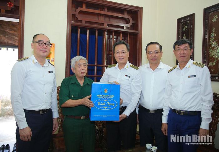 Đồng chí Nguyễn Hữu Nghĩa, Tổng Kiểm toán Nhà nước và các đồng chí lãnh đạo Kiểm toán Nhà nước tặng quà cho ông Phạm Mạnh Hùng - thương binh 81% đặc biệt nặng.